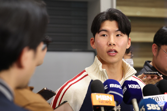 미국프로야구 메이저리그(MLB) 월드시리즈에서 우승한 로스앤젤레스 다저스의 김혜성이 6일 인천국제공항을 통해 귀국해 취재진의 질문에 답하고 있다. 2025.11.6 [사진=연합뉴스]