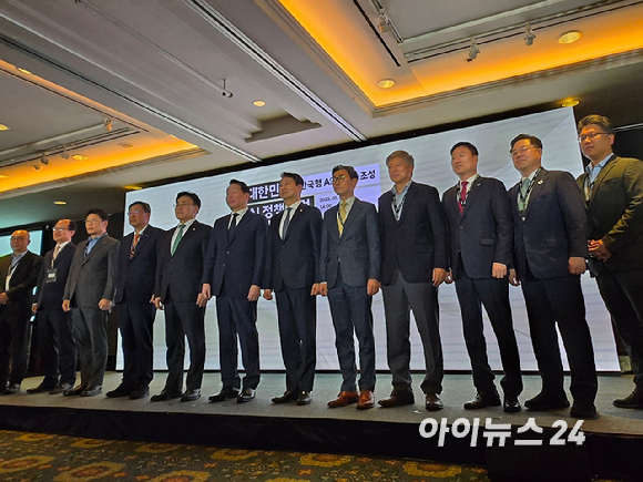 최태원(왼쪽 두번째)대한상공회의소 회장과 안덕근(왼쪽 세번째) 산업통상자원부 장관 등 관계자들이 9일 서울롯데호텔에 진행된 '대한민국 AI정책 포럼'에 참석하고 있다. [사진=최란 기자]