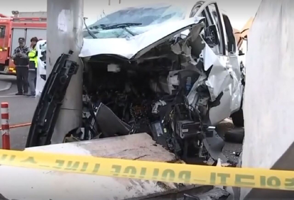 14명의 사상자가 발생한 '제주 우도 차량 돌진사고'와 관련, '차량 급발진'을 주장한 운전자가 사고 직전까지 엑셀을 밟은 정황이 드러났다. 사진은 당시 사고 현장. [사진=채널A 보도화면]