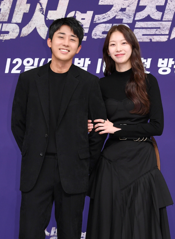 배우 손호준과 공승연이 10일 온라인으로 진행된 SBS 새 금토드라마 '소방서 옆 경찰서' 제작발표회에 참석하고 있다. [사진=SBS]