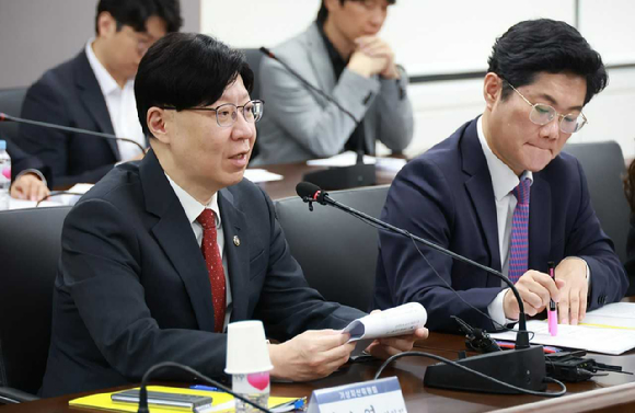 김소영 금융위원회 부위원장이 1일 오전 서울 종로구 정부서울청사에서 개최한 제4차 가상자산위원회에 참석해 오중효 신규 민간위원 위촉 후 관계부처·기관 및 민간위원들과 함께 비영리법인 및 거래소의 가산자산 매각 가이드라인 제정안을 최종 확정했다. 아울러 최근 가상자산시장에서 거래지원시 '상장빔'등 이용자 피해 우려가 제기됨에 따라 거래지원 모범사례 개정안에 대해 논의했다. [사진=금융위원회]