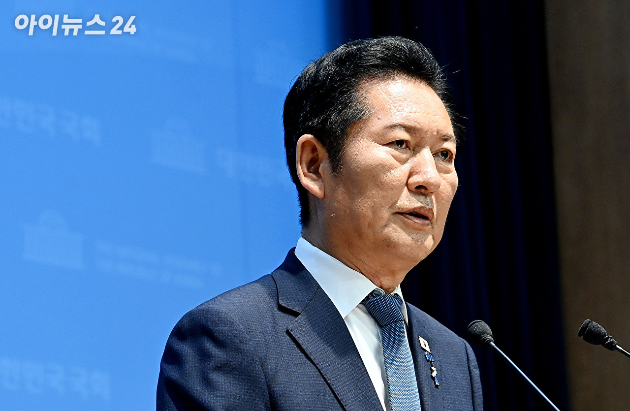 정청래 더불어민주당 전 대표가 13일 서울 여의도 국회 소통관에서 당대표 연임 도전 기자회견을 하고 있다. [사진=곽영래 기자]