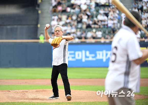 젠슨 황 엔비디아 최고경영자(CEO)가 7일 서울 잠실야구장에서 열린 KBO리그 두산과 키움의 경기에서 시구를 하고 있다. [사진=사진공동취재단]