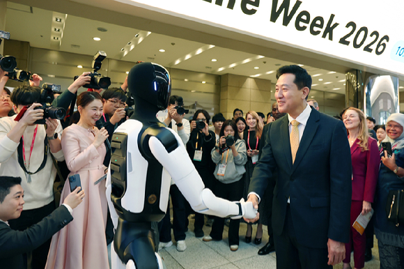 오세훈 서울시장이 6일 코엑스에서 열린 '스마트라이프위크(SLW) 2026'에서 휴머노이드 로봇과 악수를 하고 있다. [사진=서울시]