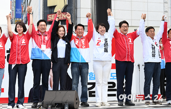 김은혜 국민의힘 경기도지사 후보(오른쪽에서 세 번째)가 31일 경기도 성남시 분당구 야탑역 앞에서 열린 국민의힘 중앙선대위 경기도 총집결 필승 유세에서 손을 잡고 만세를 하고 있다. 왼쪽부터 배현진 최고위원, 김기현 공동선거대책위원장, 차유람 문화체육특보, 안철수 성남 분당갑 국회의원 후보, 김 후보, 권성동 원내대표, 신상진 성남시장 후보. [사진=김성진 기자]