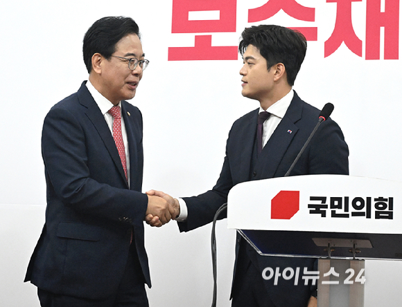 김용태(오른쪽) 국민의힘 비상대책위원장이 30일 국회에서 퇴임 기자회견을 하던 중 들어온 송언석 원내대표와 인사하고 있다. [사진=곽영래 기자]