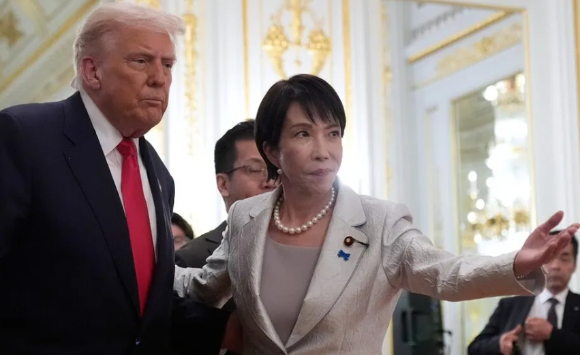 도널드 트럼프 미국 대통령이 28일 일본 도쿄 모토아카사카 영빈관에서 다카이치 사나에 총리의 안내를 받고 있다. [사진=AP/연합뉴스]