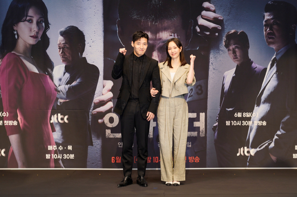 배우 강하늘, 이유영이 8일 온라인으로 진행된 JTBC 새 수목드라마 '인사이더' 제작발표회에 참석해 포즈를 취하고 있다. [사진=JTBC]