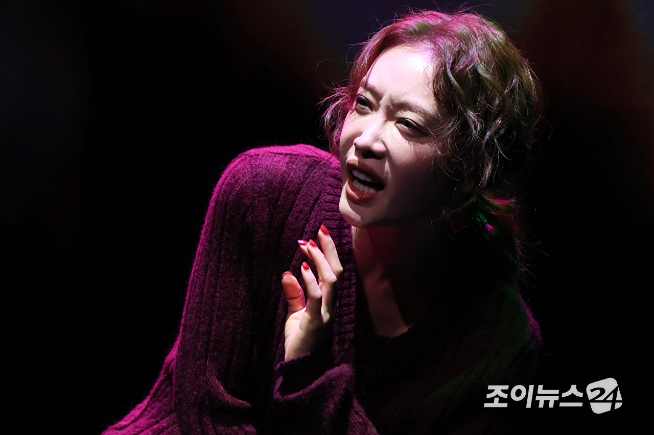 배우 김히어라가 23일 오후 서울 종로구 연지동 두산아트센터 연강홀에서 진행된 연극 '플리백' 프레스콜에 참석해 열연을 펼치고 있다. [사진=문수지 기자]