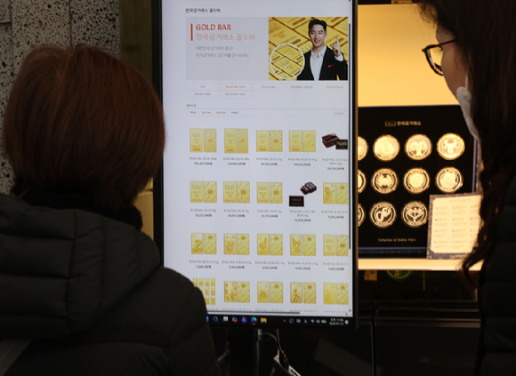 지난 13일 서울 종로구 한국금거래소에 놓여있는 금 상품. [사진=연합뉴스]
