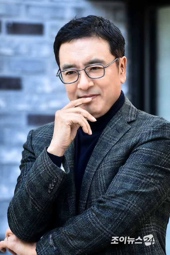 영화 '두번째 스물' 배우 김승우가 24일 오전 서울 삼청동 한 카페에서 열린 조이뉴스24와의 인터뷰에 앞서 포즈를 취하고 있다. [사진=조이뉴스24 DB ]