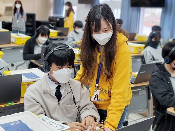 CJ SW창의캠프 오픈이노베이션에 참여하는 학생이 신규 개설된 메타버스 코딩 교육을 받는 모습 [사진=CJ올리브네트웍스]
