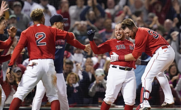 MLB 보스턴이 탬파베이와 11일(한국시간) 치른 ALDS 3차전에서 크리스티안 바스케스의 끝내기 투런포로 6-4로 이겼다. [사진=뉴시스]