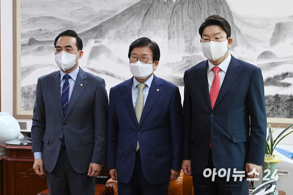 박홍근(왼쪽) 더불어민주당 원내대표와 권성동(오른쪽) 국민의힘 원내대표가 12일 오전 서울 여의도 국회에서 박병석(가운데) 국회의장 주재로 열린 양당 원내대표 회동에서 기념촬영을 하고 있다. [사진=김성진 기자]