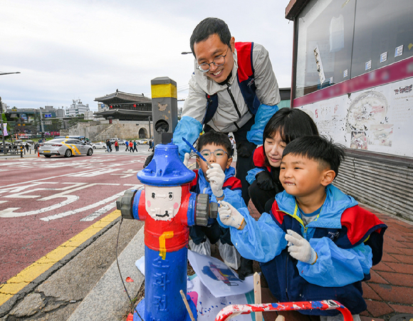 현대모비스 임직원과 가족들이 화재 예방과 시인성 향상을 위해 지상식 소화전에 도색 봉사활동을 하고 있다. [사진=현대모비스]