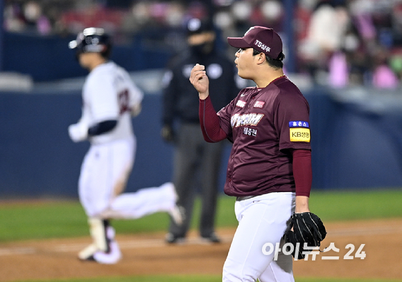 1일 오후 서울 잠실야구장에서 '2021 신한은행 SOL KBO리그' 키움 히어로즈와 두산 베어스의 와일드카드 결정전 1차전이 진행됐다. 키움 조상우가 8회말 2사 2루 두산 김재환에게 동점 2점 홈런을 허용한 후 아쉬워하고 있다.