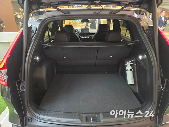 21일 경기도 하남시 스타필드 하남에서 열린 '혼다 뉴 CR-V 하이브리드 익스피리언스 위크(Honda New CR-V Hybrid Experience Week)' 팝업 전시장에 전시된 혼다 '2026년형 뉴 CR-V 하이브리드'. [사진=김종성 기자]