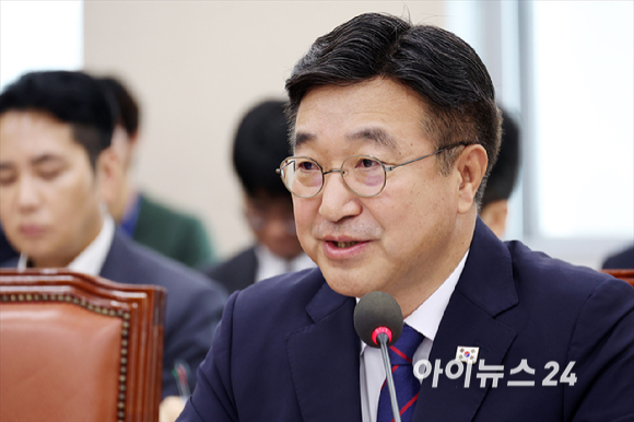 윤호중 행정안전부 장관 후보자가 18일 서울 여의도 국회에서 열린 국회 행정안전위원회 윤호중 행정안전부 장관 후보자 인사청문회에서 질의에 답변하고 있다. [사진=곽영래 기자]