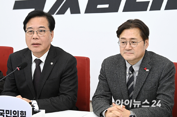 송언석 국민의힘 원내대표가 22일 서울 여의도 국회에서 홍익표 청와대 정무수석을 접견하고 있다. [사진=곽영래 기자]