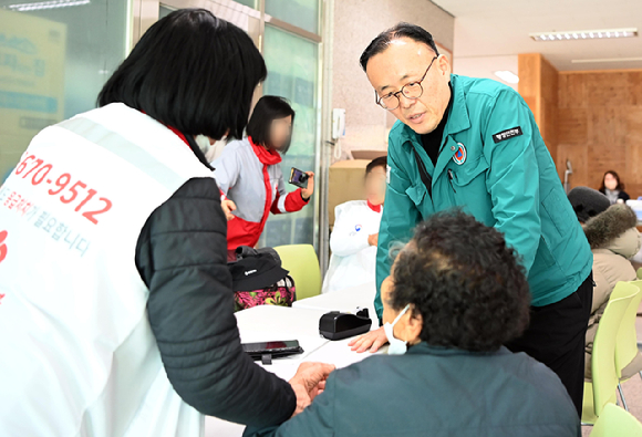 지난 22일 경남 산청군 산불 현장에서 불길이 번지고 있는 모습이다. [사진=연합뉴스]