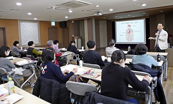 가톨릭대학교 대전성모병원 종양혈액내과 양영준 교수가 ‘일반인 호스피스 완화의료 교육’에 참여한 교육생들을 대상으로 암에 대한 이해를 주제로 한 강의를 하고 있다.[사진=성모병원]