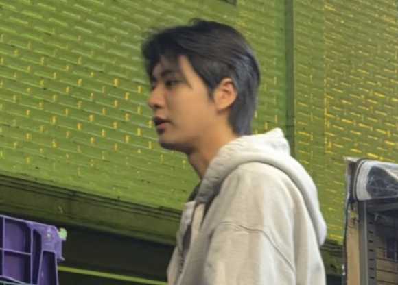 배우 차은우를 닮은 외모로 유명해진 경기도 광명시 노점 붕어빵 사장이 영업 중단을 선언했다. 사진은 붕어빵 가게 사장 A씨. [사진=온라인 커뮤니티 캡처]