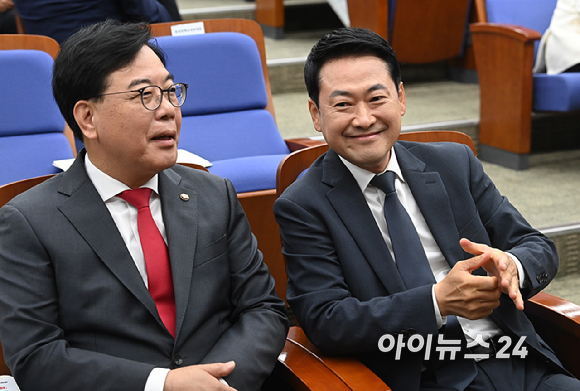 국민의힘 장동혁 당대표와 송언석 원내대표가 10일 서울 여의도 국회에서 열린 2026 원내대표 선출 의원총회에서 대화를 하고 있다. [사진=곽영래 기자]