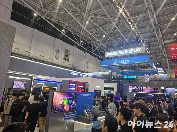 지난 3일 컴퓨텍스 2026 행사장에 입장하기 위해 많은 인파가 줄을 서고 있다. [사진=황세웅 기자]