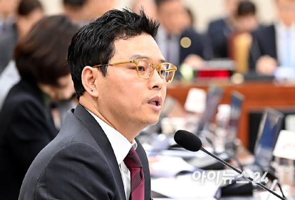 김우영 더불어민주당 의원이 16일 국회 과학기술정보방송통신위원회에서 열린 2025년도 국정감사에서 국민의힘 박정훈 의원의 문자 폭로 사태 관련 발언을 하고 있다. [사진=곽영래 기자]