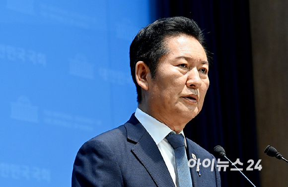 정청래 더불어민주당 전 대표가 13일 서울 여의도 국회 소통관에서 당대표 연임 도전 기자회견을 하고 있다. [사진=곽영래 기자]