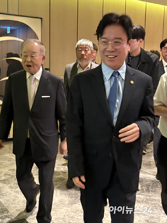 손경식(왼쪽부터) 한국경영자총협회 회장, 김동명 한국노동조합총연맹 위원장, 김영훈 고용노동부 장관이 14일 서울 종로구 포시즌스호텔에서 열린 제38회 한국노사협력대상 시상식에 입장하고 있다. [사진=권서아 기자]