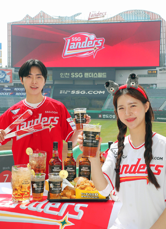 1일 인천 미추홀구 문학동 SSG랜더스필드에서 모델들이 '2024 랜더스데이'를 맞아 노브랜드 버거 SSG랜더스필드점 전용 메뉴로 출시한 '에반 윌리엄스 하이볼'을 소개하고 있다. [사진=신세계푸드]