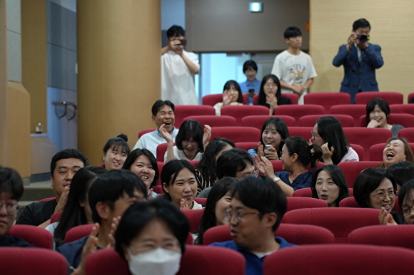 한기대 교직원들이 유길상 총장과 대화하고 있다. [사진=한국기술교육대]