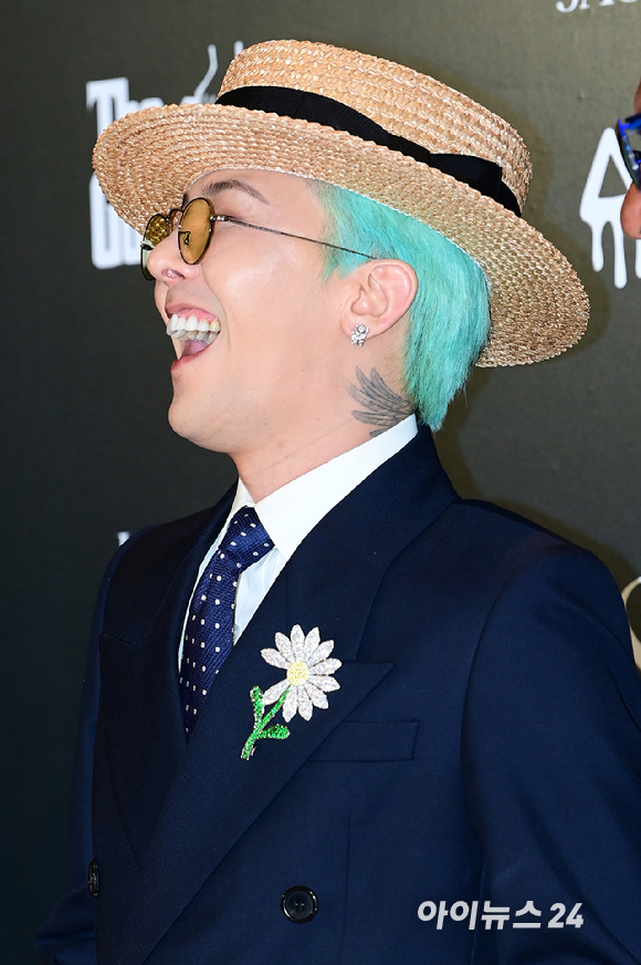 가수 지드래곤(GD)이 지난해 2월 24일 오후 서울 용산구 그랜드 하얏트 서울에서 열린 제이콥앤코 코리아 부티그 오픈 행사 포토콜에서 포즈를 취하고 있다. [사진=정소희 기자]