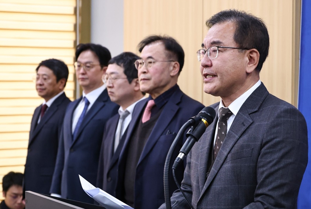 채상병 순직 사건 외압·은폐 의혹을 수사해온 이명현 순직해병 특별검사와 특검보들이 28일 서울 서초구 특검 사무실에서 최종 수사 결과 발표를 위해 입장하고 있다. 2025.11.28 [사진=연합뉴스]