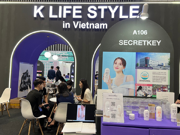 글로벌 뷰티 브랜드 중 하나로 꼽히고 있는 주식회사 시크릿키가 지난달(5월) 30일 베트남에서 열린 '2024 베트남 국제 프리미엄 소비재전' 현장을 찾았다. 시크릿키는 이 자리를 통해 주요 제품을 선보이며 K 뷰티에 대해 알리는 시간을 가졌다. [사진=시크릿키]
