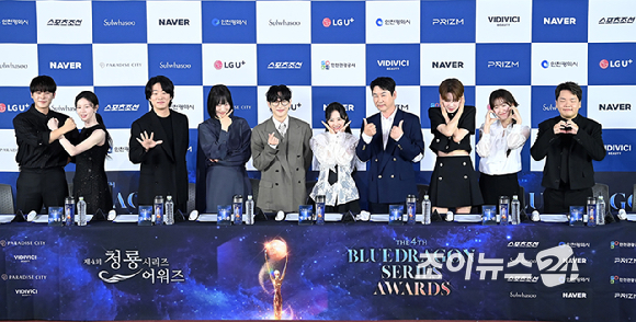 배우 이정하, 고윤정, 안재홍, 금해나, 임시완, 박보영, 개그맨 신동엽, 장도연, 배우 윤가이, 크리에이터 곽준빈이 25일 오전 서울 영등포구 CGV 여의도에서 열린 청룡시리즈어워즈 핸드프린팅 행사에서 포토타임을 갖고 있다. [사진=곽영래 기자]