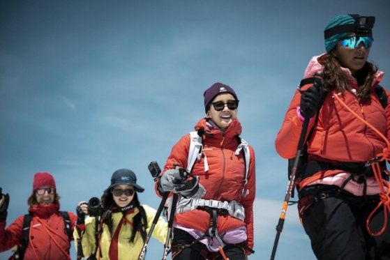배우 이시영(왼쪽에서 세 번째)을 포함한 스위스관광청 초대로 이뤄진 여성 산악인 80여 명이 해발고도 4164m 브라이트호른 정상에 올랐다. [사진=스위스관광청]