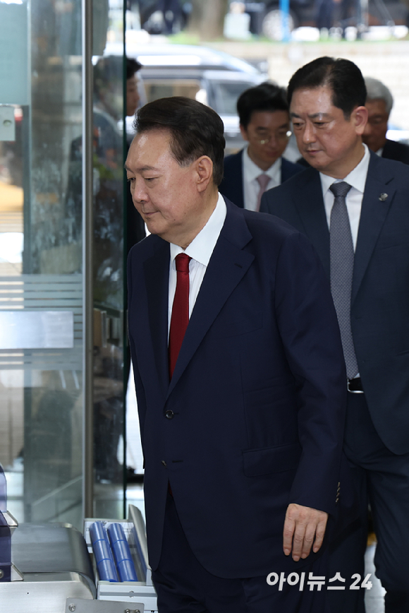 12·3 비상계엄과 관련해 특검의 수사를 받는 윤석열 전 대통령이 두 번째 영장실질심사를 받기 위해 9일 오후 서울 서초구 중앙지법으로 출석하고 있다. [사진=사진공동취재단]