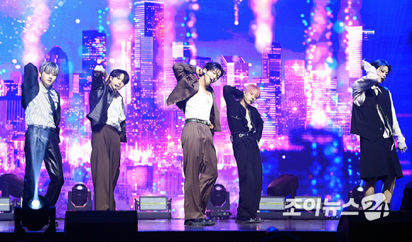 그룹 위아이가 29일 오후 서울 광진구 예스24라이브홀에서 열린 위아이(WEi) 여덟 번째 미니앨범 '원더랜드' 발매 기념 쇼케이스에 참석하고 있다. [사진=정소희 기자]