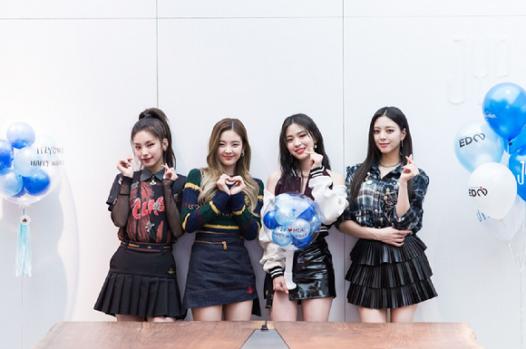 그룹 ITZY(있지)가 해외 환아와 비대면(온라인 영상 통화) 만남을 진행했다. [사진=JYP엔터테인먼트]