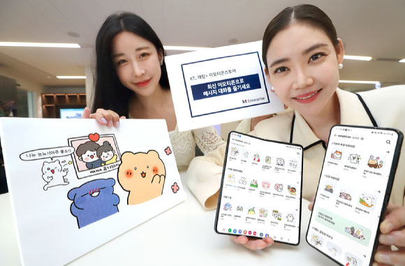 KT 모델이 채팅플러스 이모티콘 스토어에 접속해 최신 이모티콘을 내려받고 있는 모습. [사진=KT]