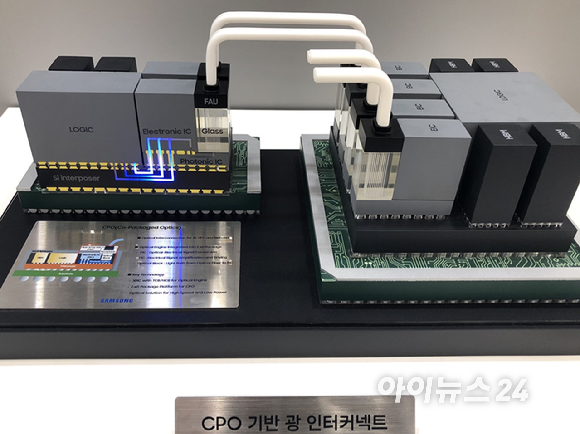 삼성전자(왼쪽)와 SK하이닉스의 부스. [사진=권서아 기자]