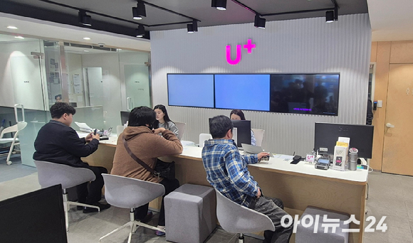 13일 오전 10시 서울 중구 남대문 인근 LG유플러스 직영점. 줄 없이 한산한 모습이다. [사진=서효빈 기자]