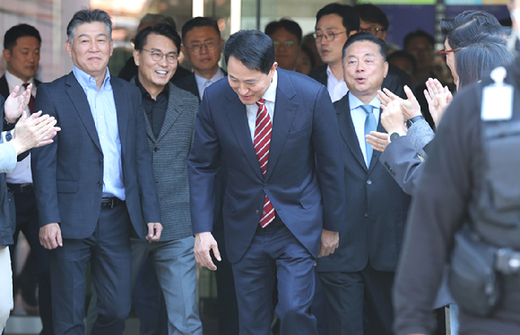 오세훈 서울시장이 23일 서울 서초구 서울고법에서 열린 '명태균 여론조사 대납 의혹 사건' 항소심 선고 공판 뒤 나오며 인사하고 있다. [사진=연합뉴스]