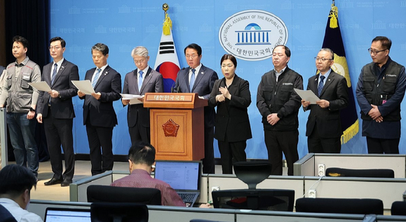 더불어민주당 문금주 의원 등 '내란 은폐 및 알박기 인사 저지 특별위원회' 소속 의원들이 28일 서울 여의도 국회 소통관에서 공공기관운영위원회의 한국마사회장 인선안 등에 반대하며 '알박기 인사' 중단을 촉구하고 있다. 2025.4.28 [사진=연합뉴스]