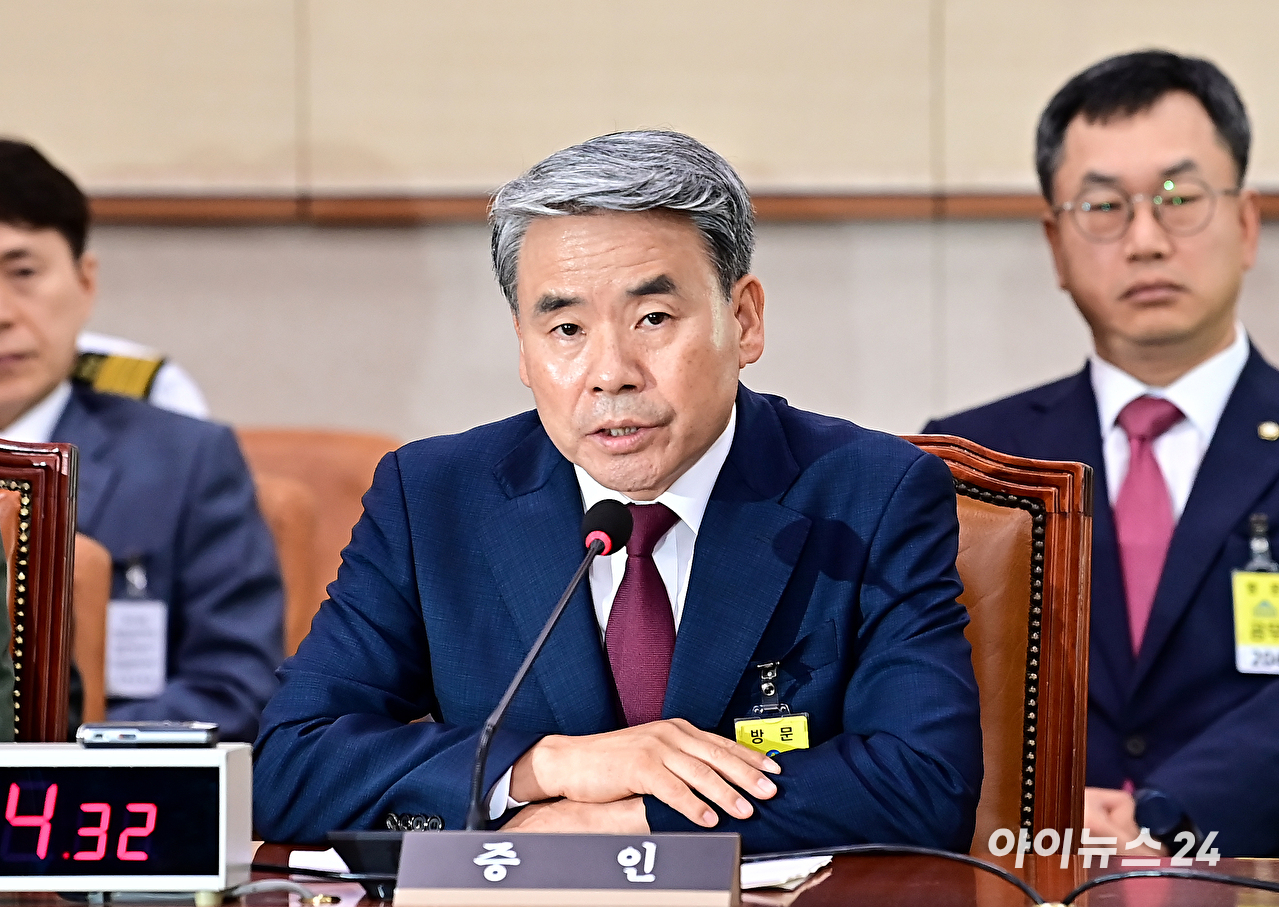 이종섭 전 국방부 장관이 지난 7월 19일 서울 여의도 국회에서 열린 법제사법위원회 윤석열 대통령 탄핵소추안 즉각 발의 요청에 관한 청원 관련 청문회에서 의원 질의에 답변하고 있다. [사진=곽영래 기자]