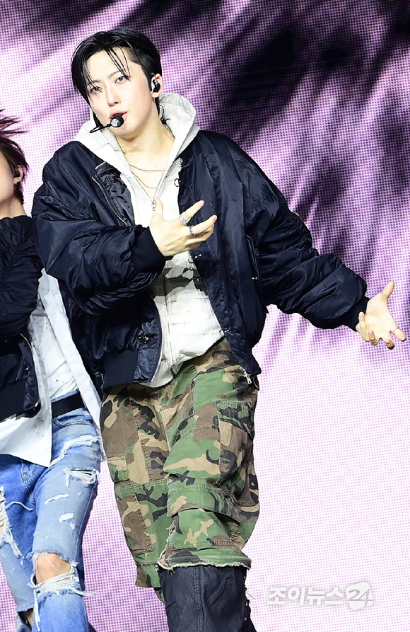 그룹 앤팀 후마가 28일 오후 서울 용산구 한남동 블루스퀘어에서 열린 &TEAM(앤팀) 한국 데뷔 앨범 미니 1집 'Back to Life'(백 투 라이프)발매 기념 쇼케이스에 참석해 멋진 무대를 선보이고 있다. [사진=정소희 기자]