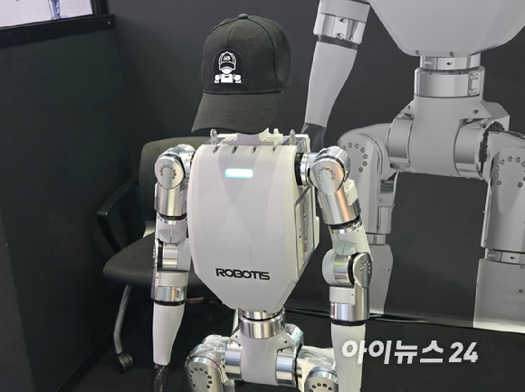 김병수 로보티즈 창립자 겸 CEO가 22일 서울 코엑스에서 진행된 글로벌 피지컬AI&middot;휴머노이드 컨퍼런스 '휴머노이드 서밋 2026'에서 발표하고 있다. [사진=최란 기자]