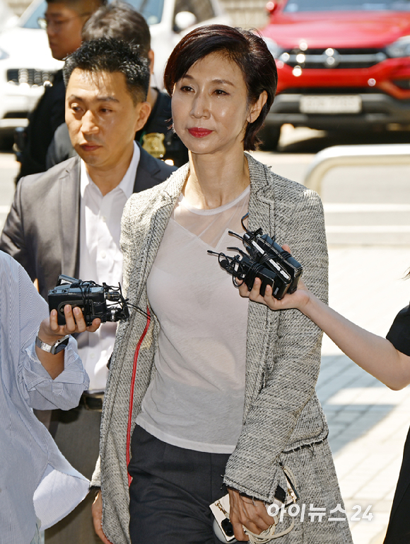 노소영 아트센터 나비 관장이 15일 서울 서초구 서울고등법원에서 열린 재산분할 파기환송심 2차 조정 기일에 출석하고 있다. [사진=사진공동취재단 ]